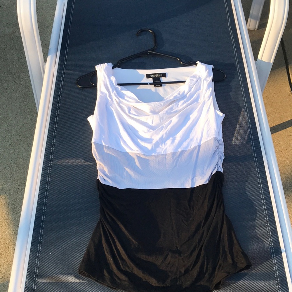 Super cute top White House Black Market top.